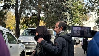 Fiica Ronei Hartner la înmormântarea mamei sale