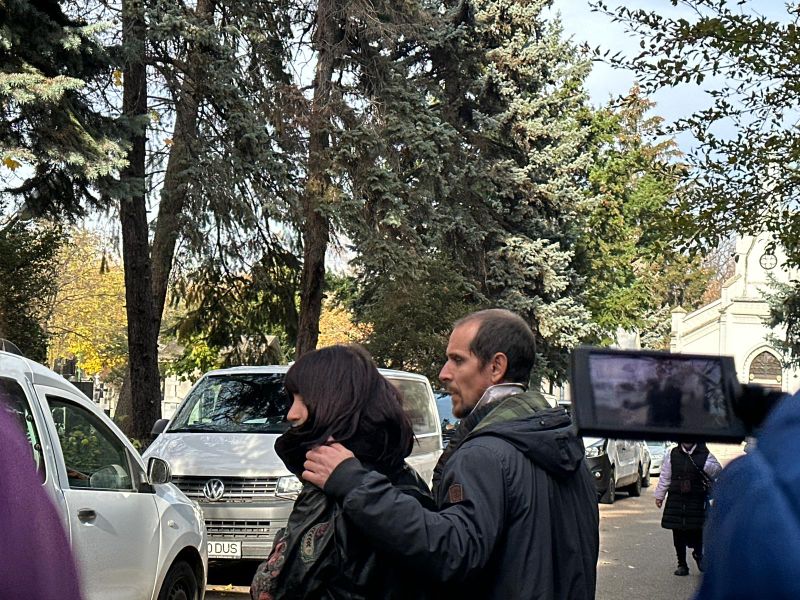 Fiica Ronei Hartner la înmormântarea mamei sale