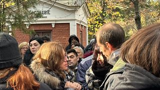 Fiica Ronei Hartner la înmormântarea mamei sale