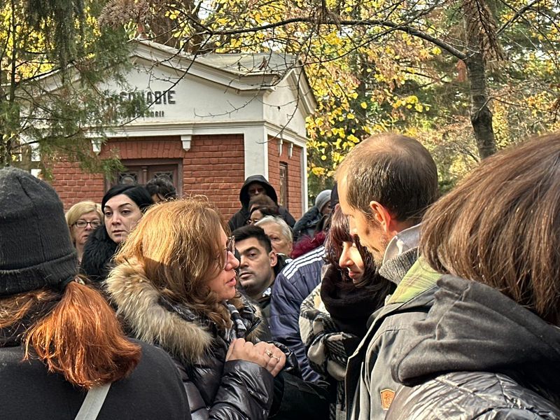 Fiica Ronei Hartner la înmormântarea mamei sale