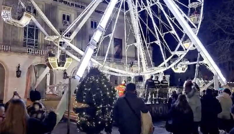 45 de oameni, dintre care 29 de copii, au rămas blocați în roata panoramică