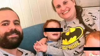 Cel mai tânăr ostatic al Hamas, în vârstă de doar 10 luni, ar fi trebuit să fie eliberat curând, împreună cu mama sa. Ce s-a întâmplat, de fapt: „Dacă mai așteptăm o zi, poate îl vom pierde”