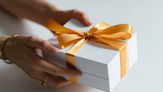 persoana care ofera cadou