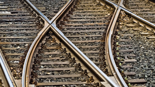 Accident grav pe calea ferată, la Brănești. O femeie a fost lovită mortal de un tren