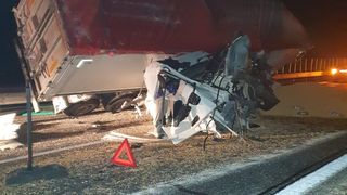 Accident grav pe Autostrada A2: Două TIR-uri s-au ciocnit, iar unul dintre ele s-a răsturnat