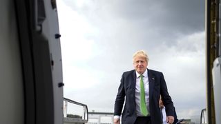 Boris Johnson in timp ce merge costum cravata verde