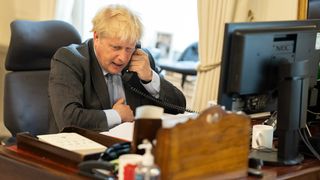 Boris Johnson vorbeste la telefon birou aglomerat