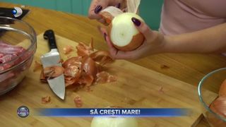 VIDEO- Rețetă delicioasă de coaste la cuptor cu ceapă caramelizată. Cum se prepară?