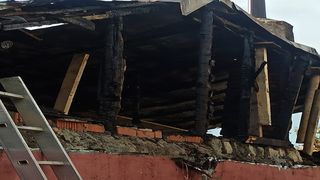 Casă distrusă de incendiu