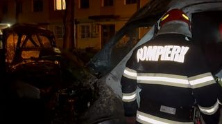 Șase mașini au fost cuprinse de flăcări &icirc;n parcarea unui bloc, &icirc;n Timișoara