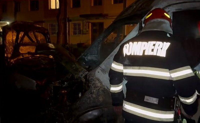 Șase mașini au fost cuprinse de flăcări în parcarea unui bloc, în Timișoara