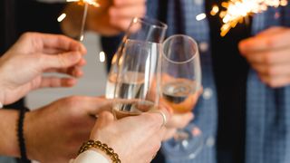 prieteni care ciocnesc un pahar de sampanie de anul nou