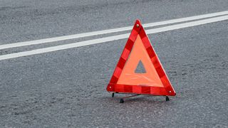 Accident pe o stradă din Craiova. Un copil de 12 ani, aflat la volanul unui autoturism, a lovit o mașină pe contrasens și a fost proiectat în gardul unei case