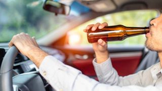 Șoferii condamnați că au condus sub influența alcoolului sau a drogurilor pierd dreptul de a redobândi permisul pe o perioadă de până la 10 ani