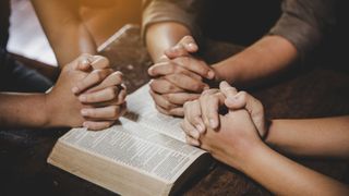 tineri care se roaga