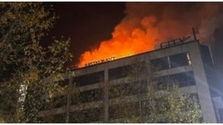 Flăcări puternice au cuprins un hotel de patru stele din Ploieşti. Zeci de persoane au fost evacuate