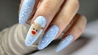 model de unghii de craciun 2023