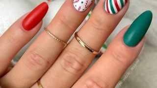 model de unghii de craciun 2023