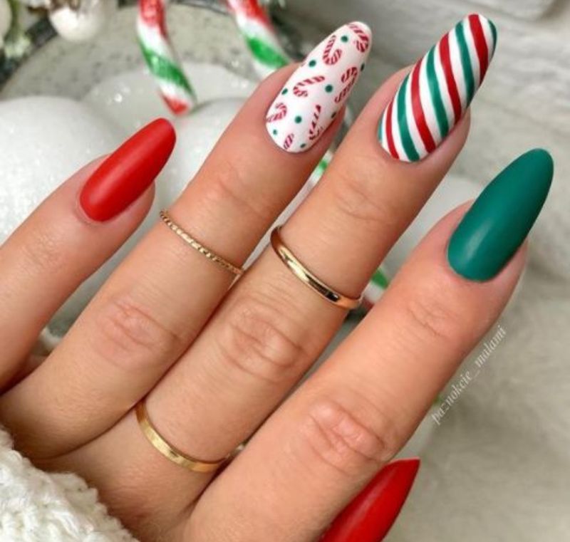 model de unghii de craciun 2023