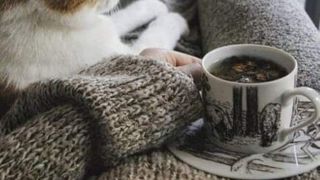 femeie si pisica care se relaxeaza