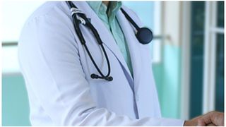 Infirmierul care a bătut un pacient adus cu salvarea la Spitalul din Roman a scăpat de proces, după ce ancheta a durat patru ani și jumătate. La c&acirc;teva zile bărbatul a decedat