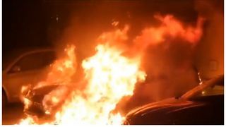 VIDEO - Mașina unei firme de pază a fost incendiată intenționat, la Iași. Vehiculul s-a făcut scrum