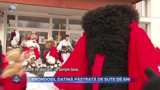VIDEO - Brondoșii, datină păstrată de sute de ani. Tinerii  au ieșit costumați și mascați pentru a alunga spiritele rele