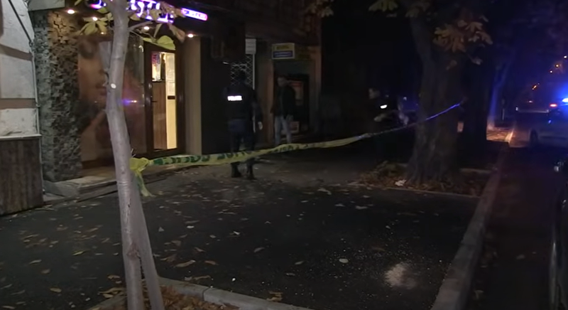 salon noaptea cu politist in fata