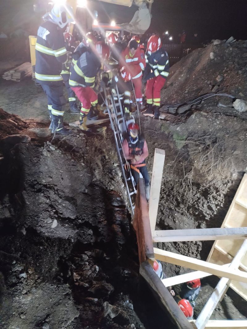 pompierii noaptea scot barbatul pe targ de sub pamant