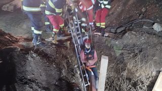 pompierii noaptea scot barbatul pe targ de sub pamant