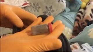 Soacra ținea sticluța cu substanță &icirc;n geantă