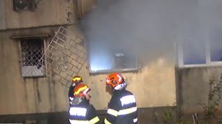 Incendiu la un bloc din Sector 4. Zeci de oameni &icirc;n pericol. Focul s-ar fi aprins de la o candelă