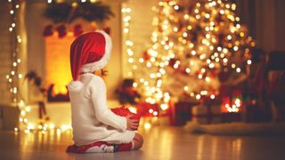 copil care a primit cadouri in ziua de craciun