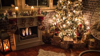 brad de craciun semineu decoratiuni