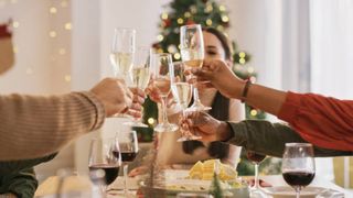 sarbatoarea craciunului iin familie pahare cu sampanie
