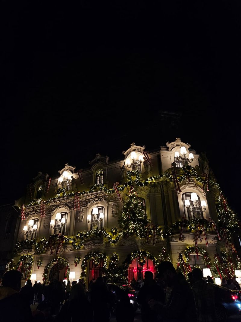 Cine a fost Mița Biciclista?! Sute de oameni stau la rând să își facă poze lângă casa ei din București, dar puțini știu povestea Mariei Mihăescu