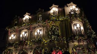 Cine a fost Mița Biciclista?! Sute de oameni stau la rând să își facă poze lângă casa ei din București, dar puțini știu povestea Mariei Mihăescu