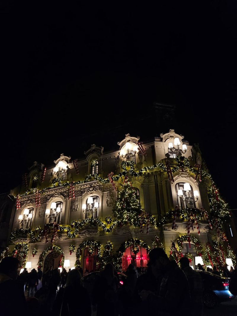 Cine a fost Mița Biciclista?! Sute de oameni stau la rând să își facă poze lângă casa ei din București, dar puțini știu povestea Mariei Mihăescu
