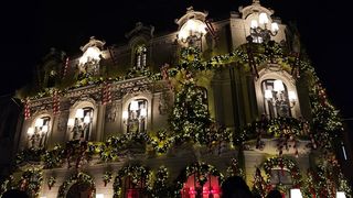 Cine a fost Mița Biciclista?! Sute de oameni stau la rând să își facă poze lângă casa ei din București, dar puțini știu povestea Mariei Mihăescu