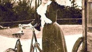 Cine a fost Mița Biciclista?! Sute de oameni stau la rând să își facă poze lângă casa ei din București, dar puțini știu povestea Mariei Mihăescu