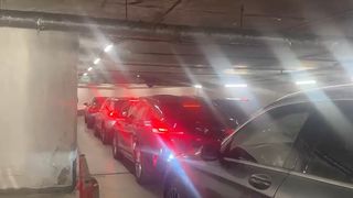 VIDEO: Panică la un mall din Capitală! Șoferii și-au abandonat mașinile pentru a ieși din parcare