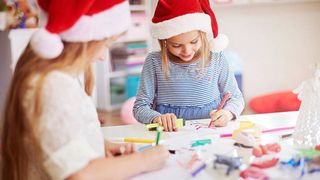 fetita care deseneaza