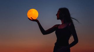 femeie care tine in mana luna horoscop zilnic