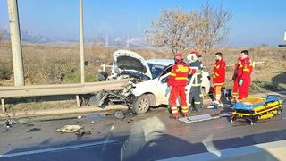Un conducător auto a scăpat cu viață, după ce a intrat cu mașina &icirc;ntr-un parapet