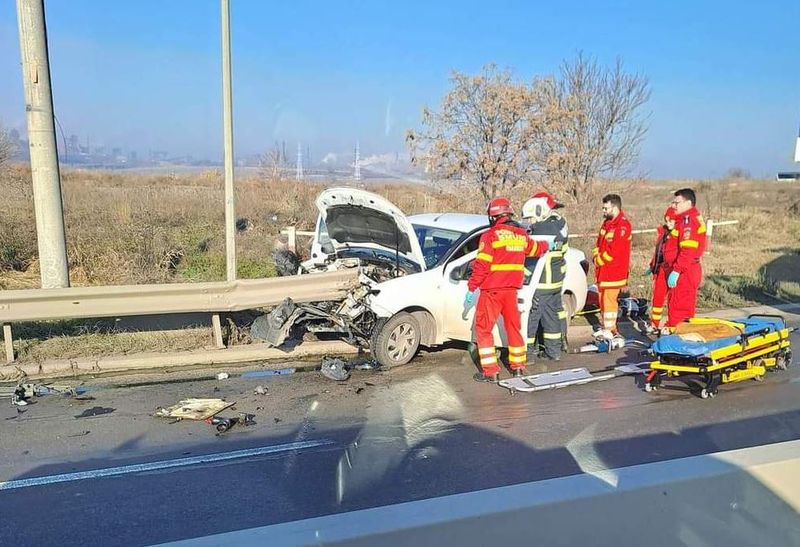Un conducător auto a scăpat cu viață, după ce a intrat cu mașina într-un parapet