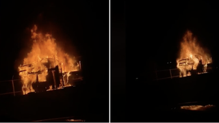 Un camion cu platformă, care transporta șase autoturisme a luat foc &icirc;n mers