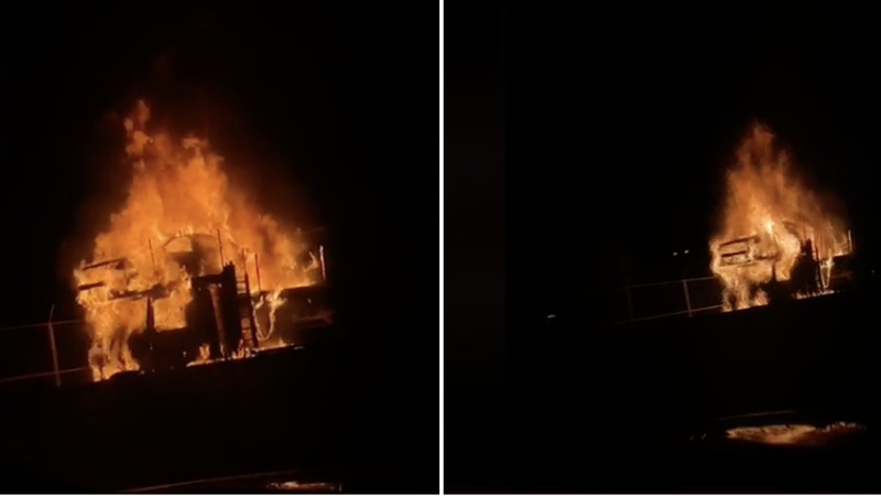 Un camion cu platformă, care transporta șase autoturisme a luat foc în mers