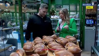 VIDEO - Rețetă inedită de sărbători: Cozonaci cu nucă și portocală confiată