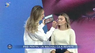 VIDEO - Cum facem singure machiajul perfect. Laura Atănăsoaie ne arată idei pentru machiajul de sărbători