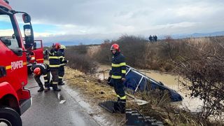 Tragedie în România înainte de Crăciun. Un copil de 13 ani, mama și bunica lui au murit după ce au ajuns cu mașina într-un șanț plin cu apă